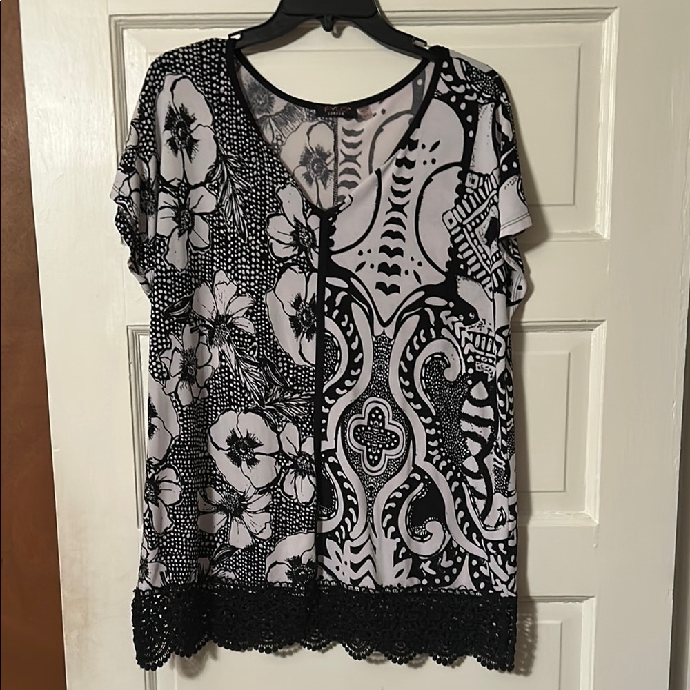 FYLO Black and White Graphic Short Sleeve Blouse